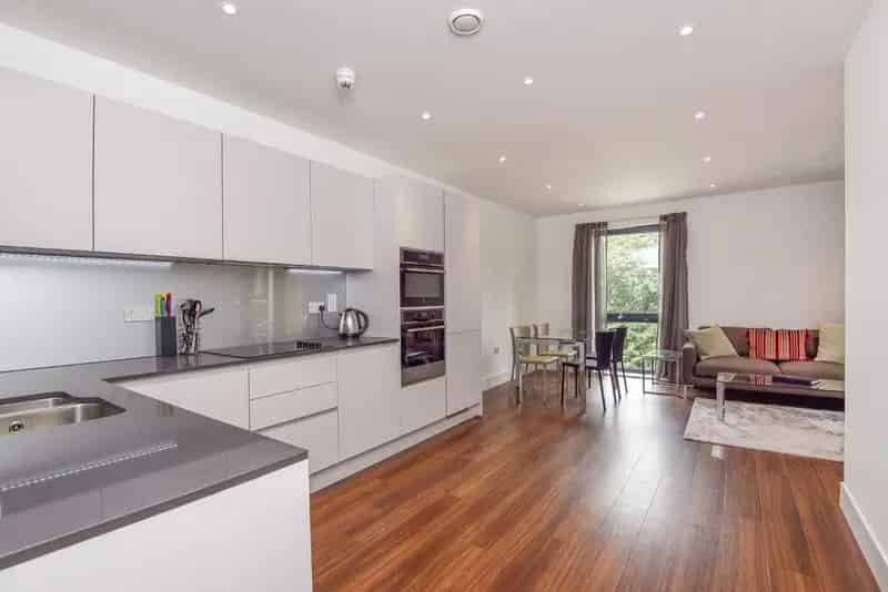 Bright 2-Bedroom Apartment in Putney Rise