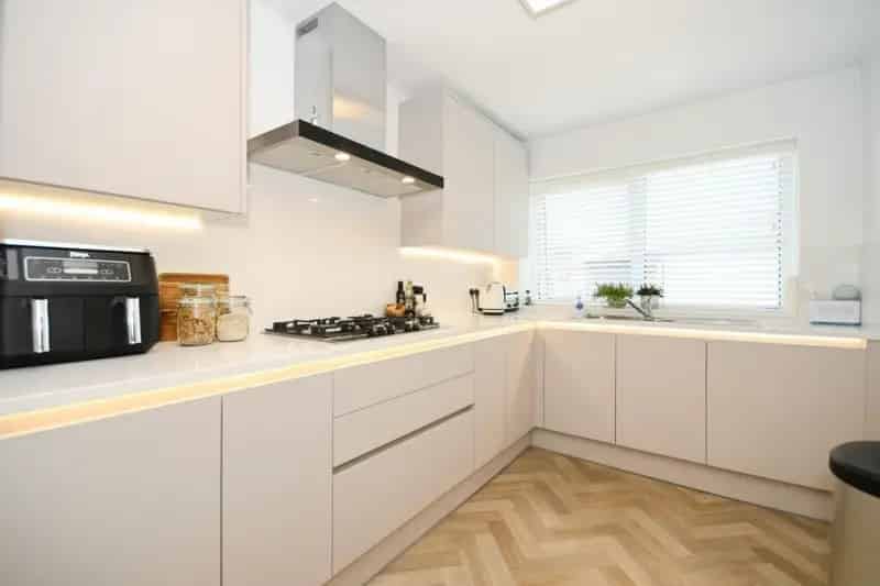 2 Bedroom Flat for Sale - Fully Refurbished