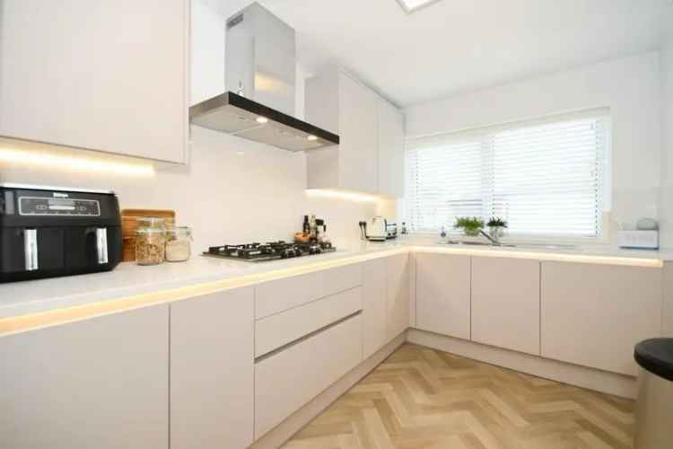 2 Bedroom Flat for Sale - Fully Refurbished