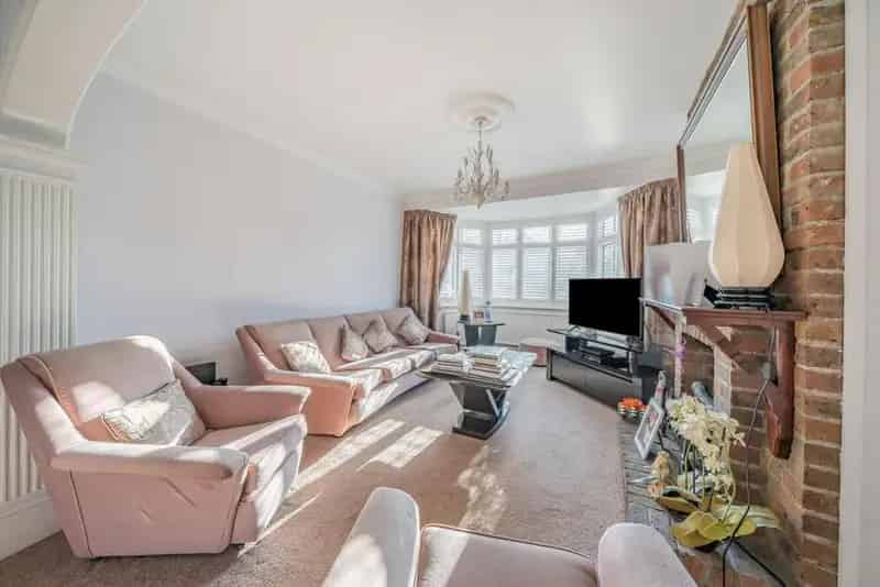 Spacious 1930s Detached Family House in Lee