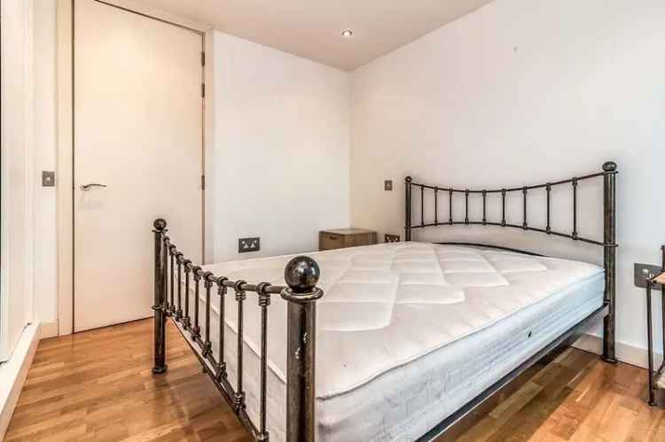 2 Bed Furnished Apartment Salford M50 - Secure Parking & Water Views