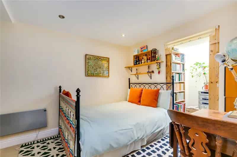 2 Bed Flat Munster Village London Terrace Parking