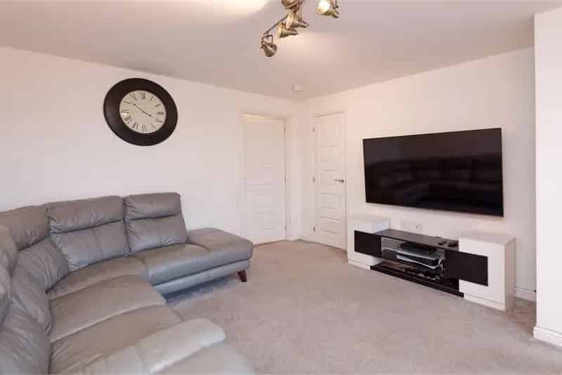3 Bed End Terrace House with Parking