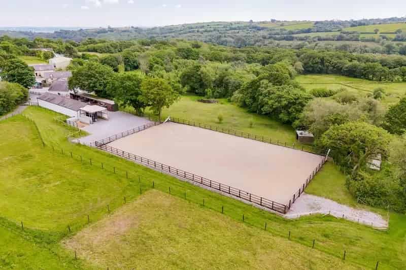6 Bedroom Detached Farmhouse with Equestrian Facilities
