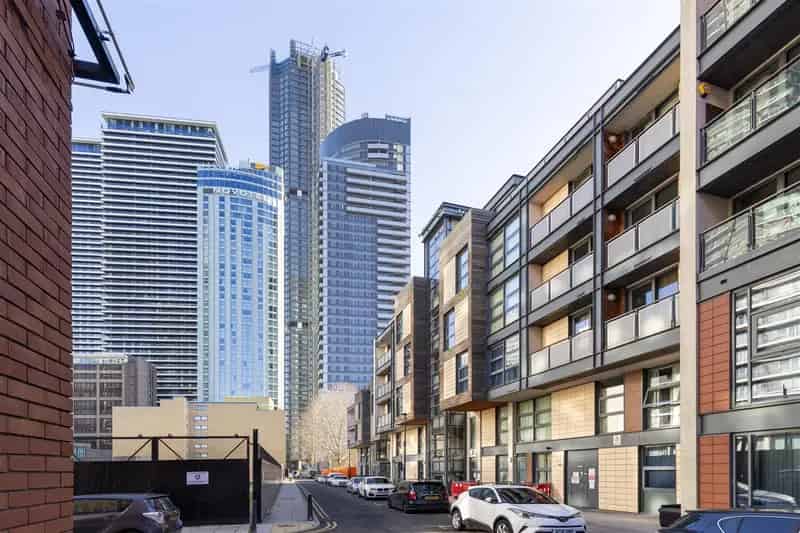 1 Bedroom Apartment Canary Wharf - Large 667 SQ FT Furnished Flat