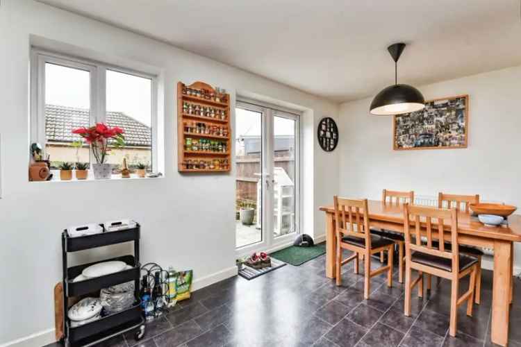 3 Bed House with Garage and Garden