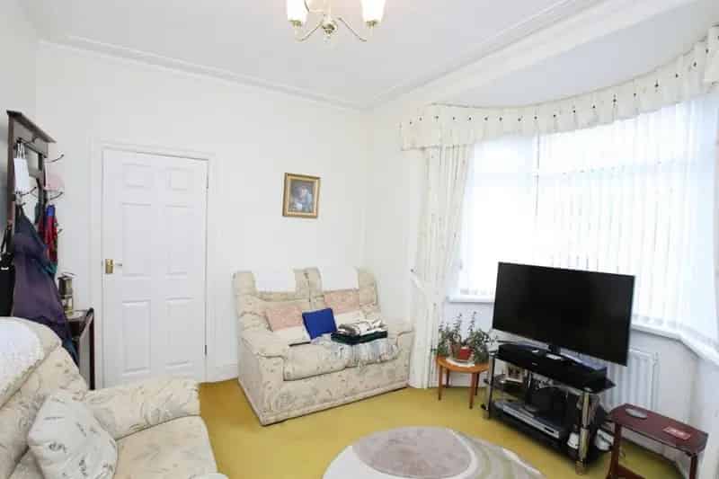 2 Bedroom Terraced House Near Schools and Parks