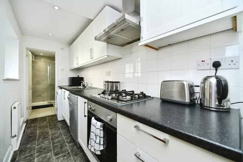 Ground Floor Flat Near Queens Park and Sea