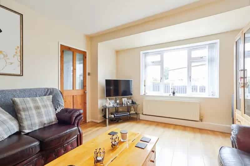3 Bed Semi Detached House Yeadon Extensively Renovated