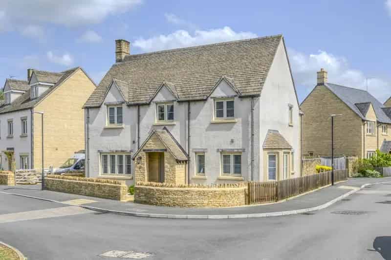 4 Bedroom Detached House for Sale in Cotswold Village