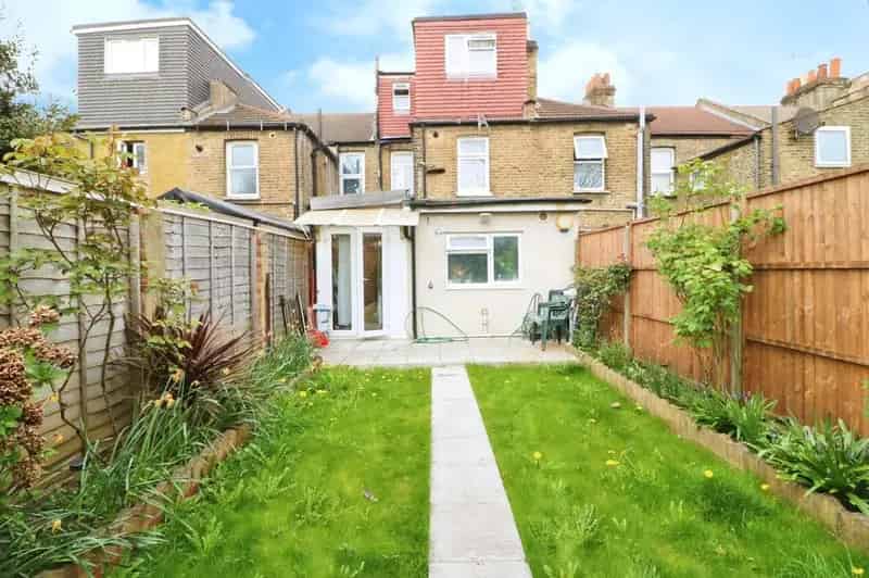 5 Bedroom Mid Terrace House for Sale London E10