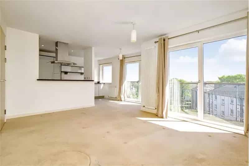 2 Bed Flat - Top Floor with 1 Reception Room