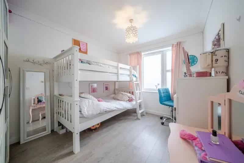 Two Bedroom River Thames Apartment No Onward Chain Private Parking