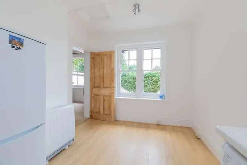 1 Bed Flat for Sale in Maidenhead - Newly Decorated Apartment