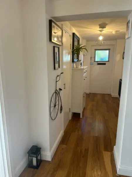 Flat For Rent in Reigate and Banstead, England