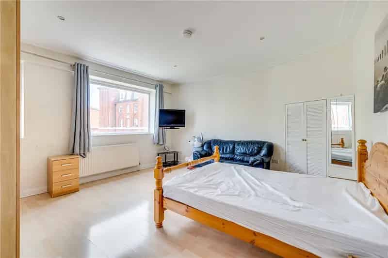 4 Bedroom Flat Apartment in London Near River Thames