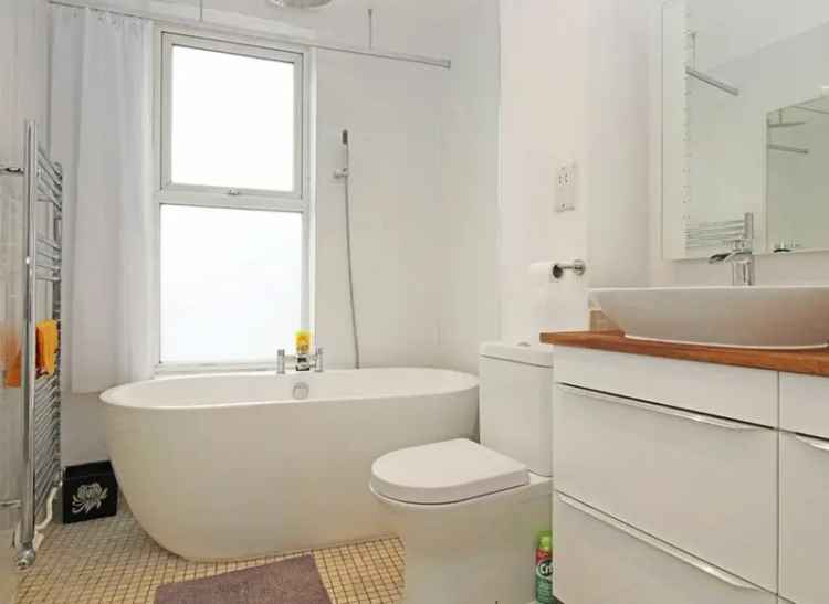 Cosy 1 Double Bedroom Flat Top Floor Spacious Reception Modern Bathroom Study