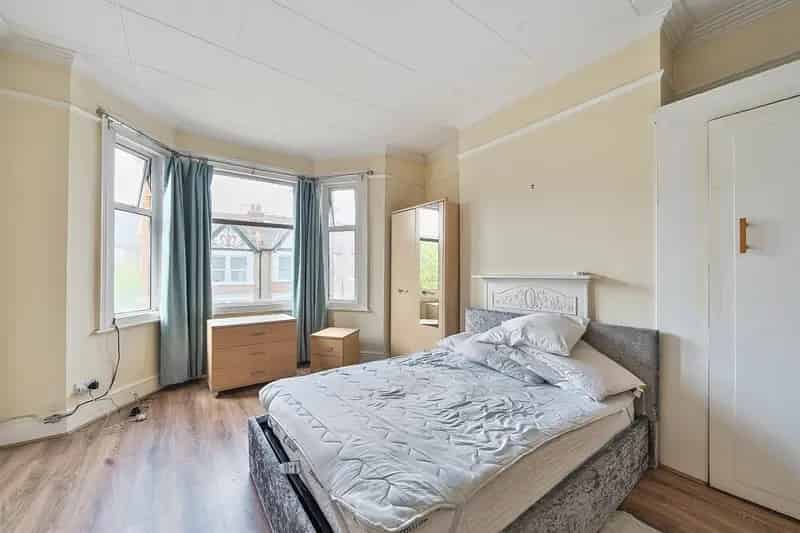Family House in Hanwell Poets Corner Near Schools and Station