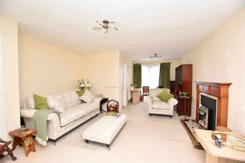 Extended 3-Bed Semi Detached House with Large Garden and Garage