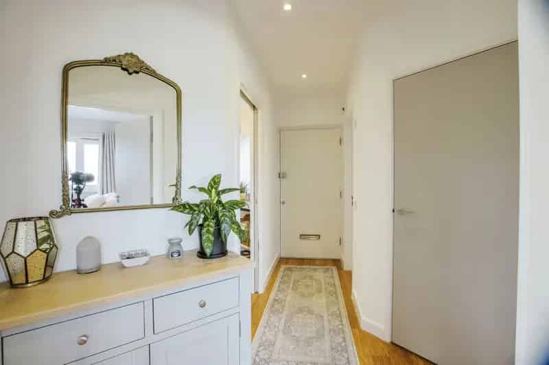 Stylish Purley Court Penthouse Apartment Two Double Bedrooms Modern Kitchen