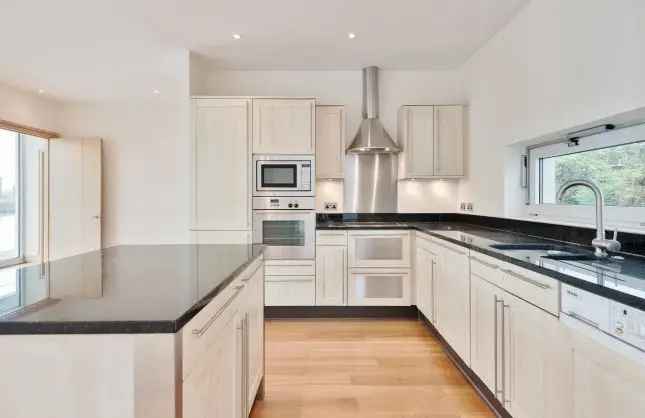 Spacious 3-Bedroom Duplex Flat riverside London SW1V