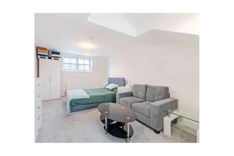 Newly Refurbished Studio Flat Near Queens Park Station