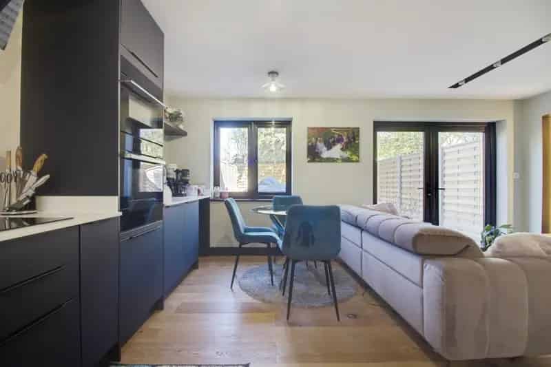 3 Bedroom Mid Terrace House Near Commuter Links