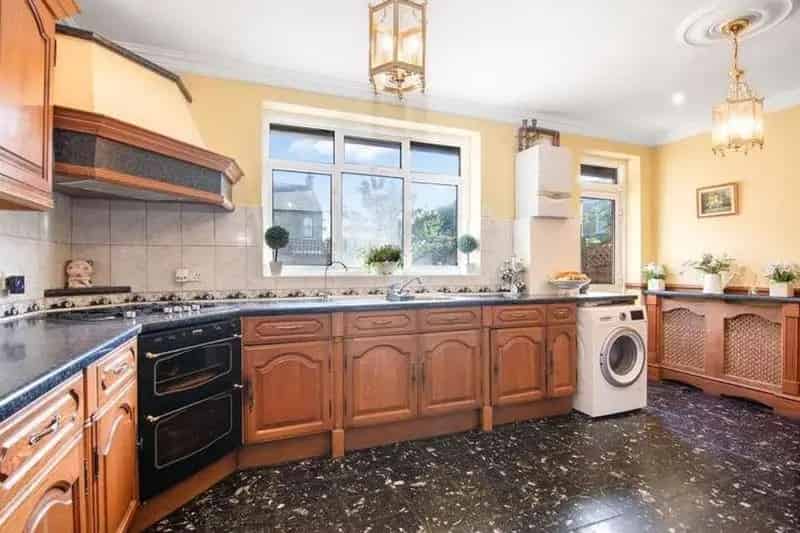 4 Bedroom End of Terrace House for Sale