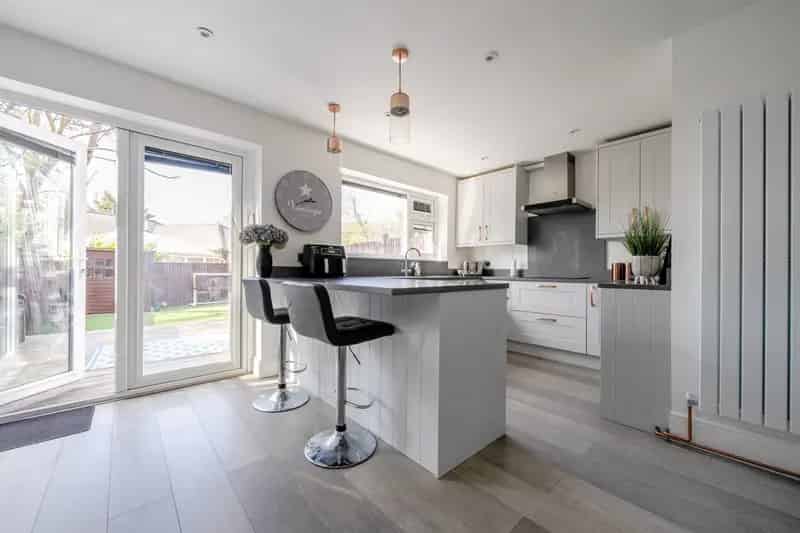 Spacious 5-Bedroom Townhouse Near Enfield Town