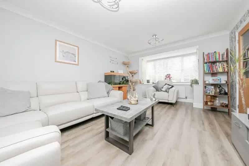 4 Bed Family Home with Conservatory and Garage