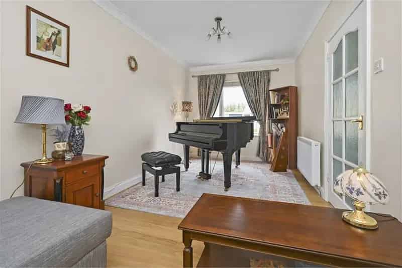 5 Bed Semi Detached House with Garden and Parking