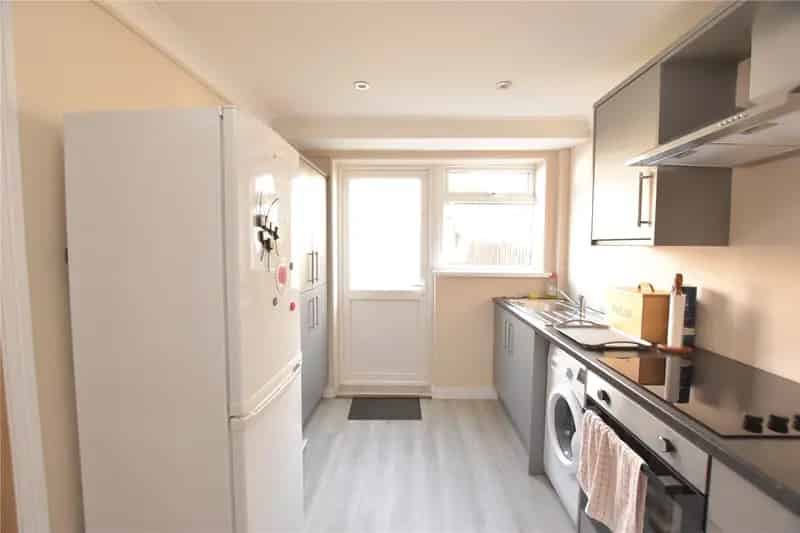 Refurbished Mid-Terraced House Two Double Bedrooms Modern Bathroom