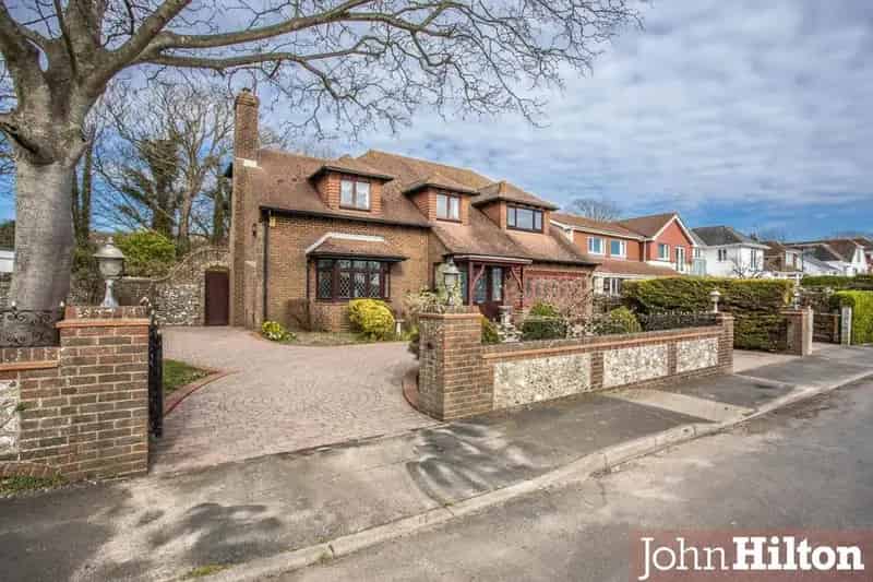 4 Bedroom Detached House Near Beach and South Downs