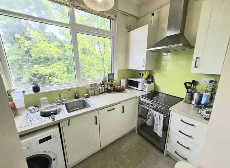 Woodstock Road Studio Flat Furnished Separate Kitchen and Bathroom