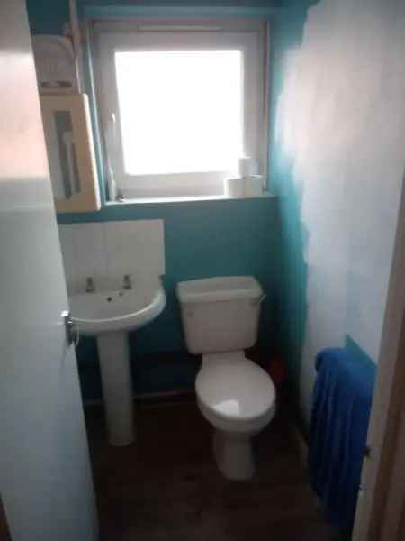 1 Bed Flat High Street Central Heating Near Shops