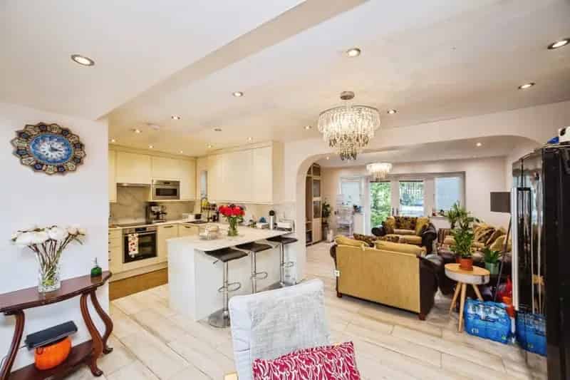 4 Bed Family Home With Attic Conversion and Garage