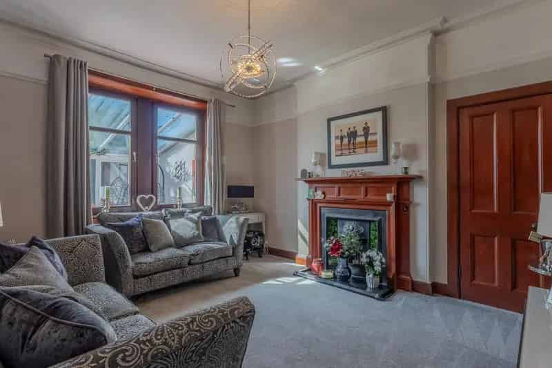 5 Bedroom End of Terrace House for Sale