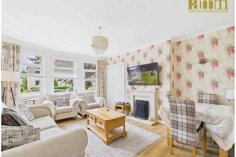 2 Bed Flat Lower with 1 Reception Room