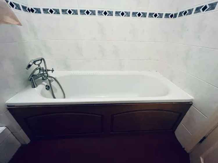 First Floor Apartment Thorpe Road Parking Zero Deposit Available