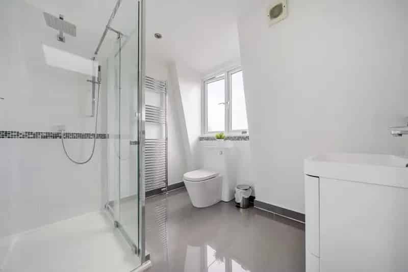 Three Double Bedroom Split Level Flat with Roof Terrace Near Tooting Broadway