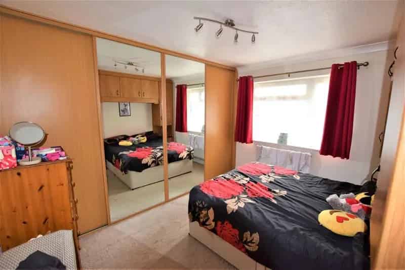 Two Double Bedroom Maisonette with Garage and Garden Zero Deposit Available