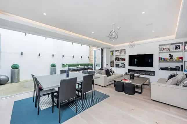 4 Bedroom Mews House for Sale in Fulham SW6
