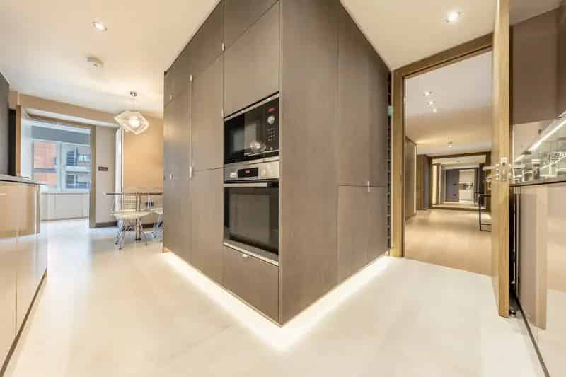 2 Bedroom Flat Apartment in Prestigious Portered Building