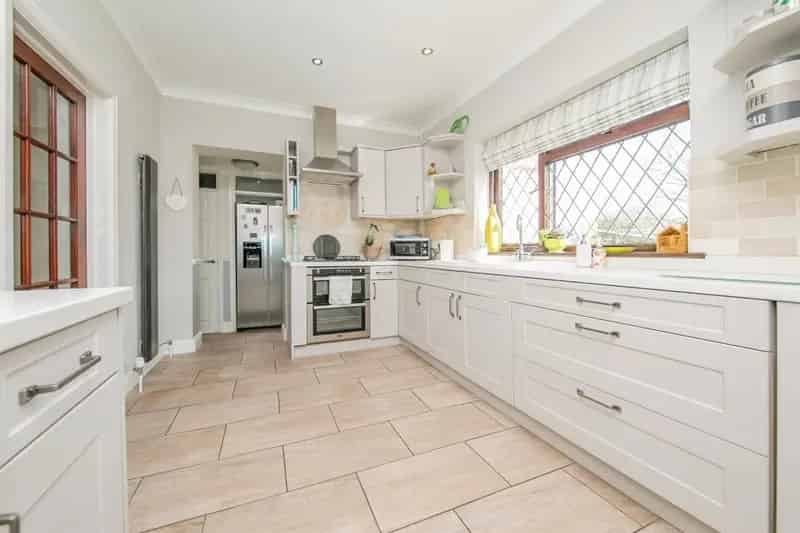 Family Home with Conservatory and Garden