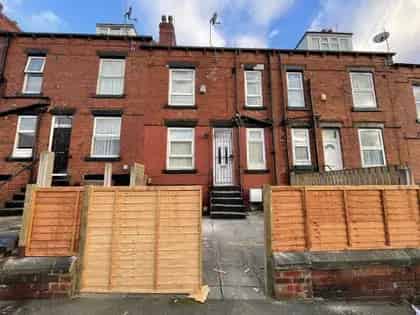 2 Bedroom House Leeds - Newly Refurbished Near St James Hospital