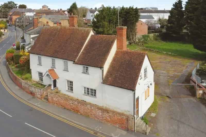 Freehold Grade II Listed Pub with Apartment Near Braintree Station