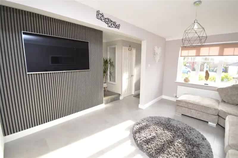 3 Bed Semi Detached House Near M62 and M1 Motorways