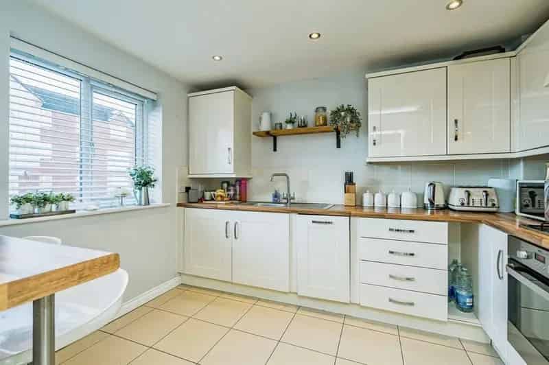 Stunning 3-Bedroom Family Home Modern Living Large Garden Ensuite