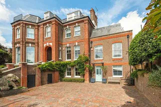 Hampstead Family Home: 6-7 Beds, Gated Parking, Garden Annexe
