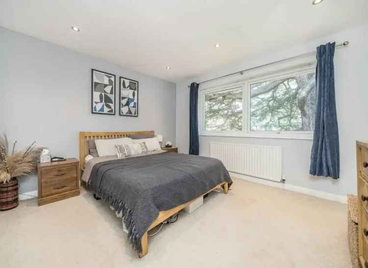 Flat For Sale in Maple Road, London, England